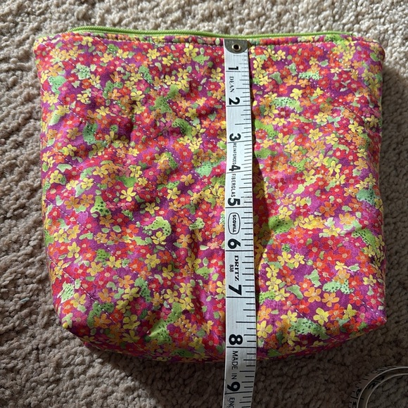 Floral quilted zipper bag with green liner - Picture 6 of 8